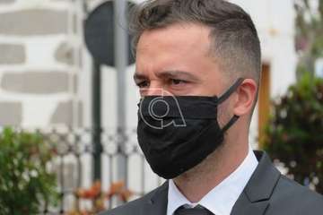 Minuto de silencio por las víctimas del Covid-19 en la plaza de San Juan y del personal de Servicios Sociales (Foto TA)